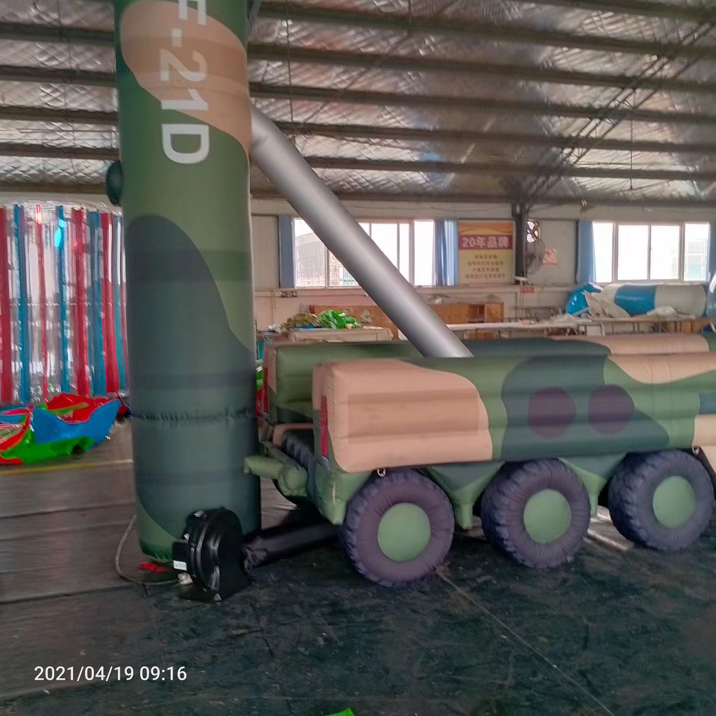 黄骅军事演习中的充气目标车辆：模拟发射车雷达车坦克飞机